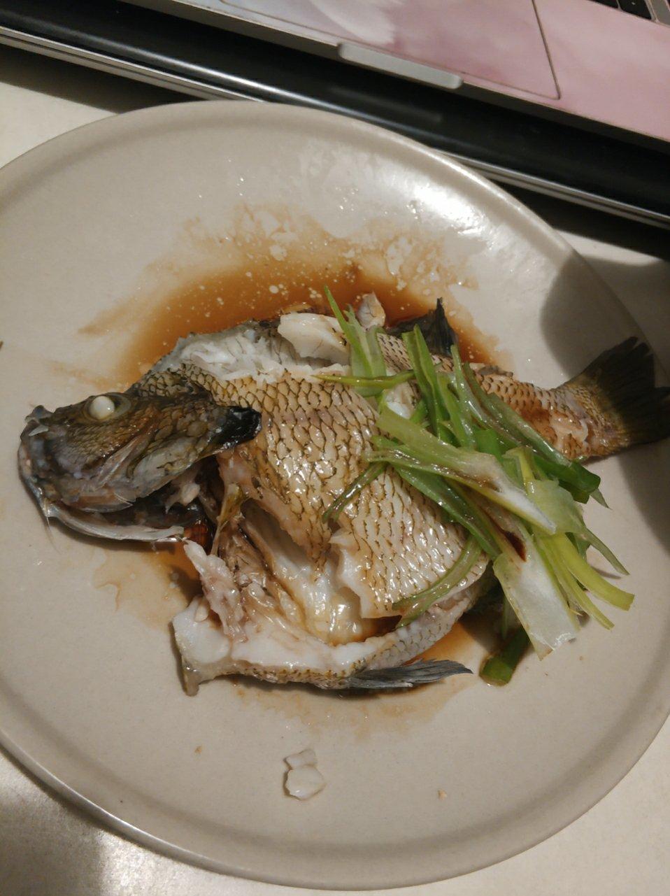 清蒸鲈鱼（家常做法）