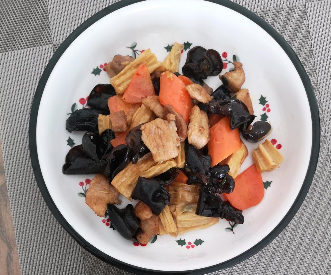 腐竹木耳炒肉片