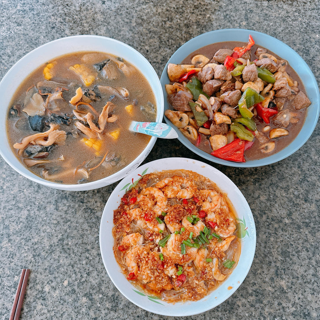 蒜香口蘑牛肉粒，嫩滑入味，真的巨好吃