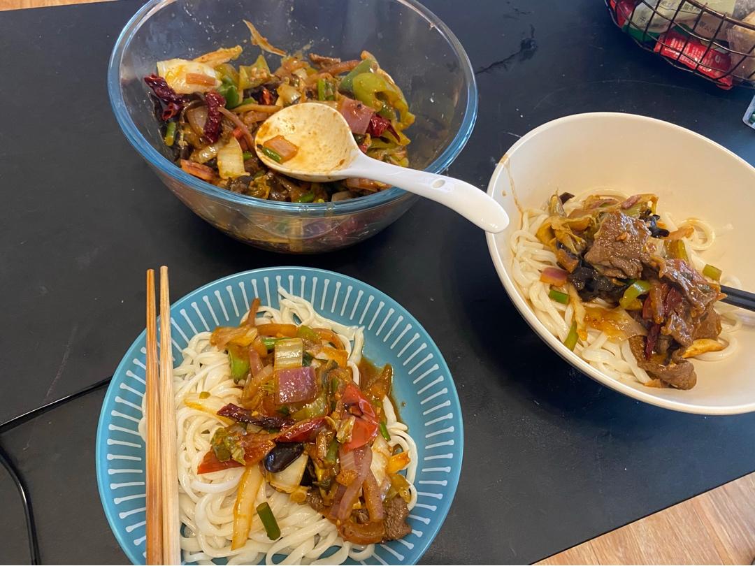 新疆过油肉拌面