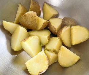 土豆另类吃法  土豆爆浆芝士块  外皮香酥内里软糯  空气炸锅食谱的做法 步骤1