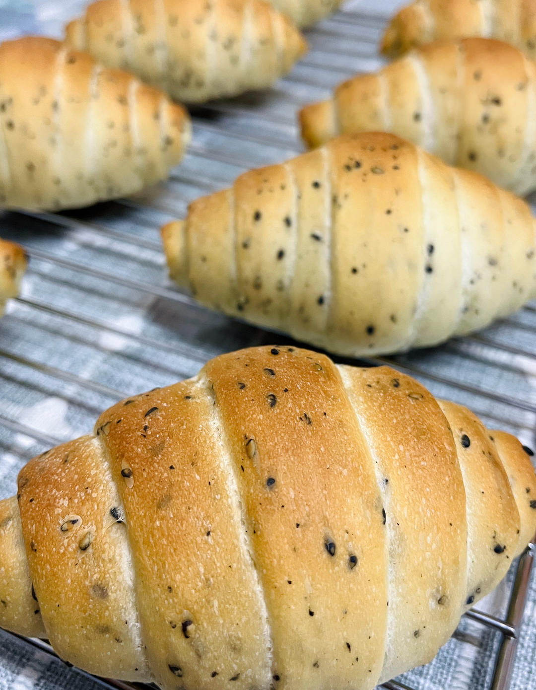 咸香黑芝麻盐面包