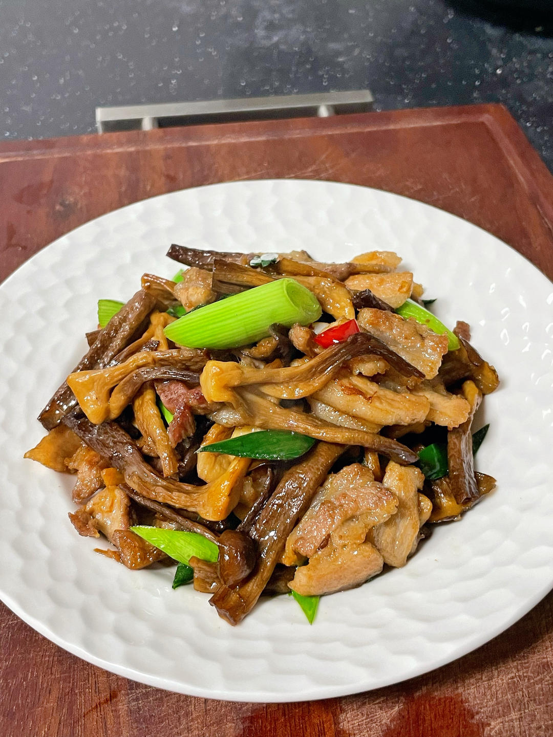 鹿茸菇炒肉的做法