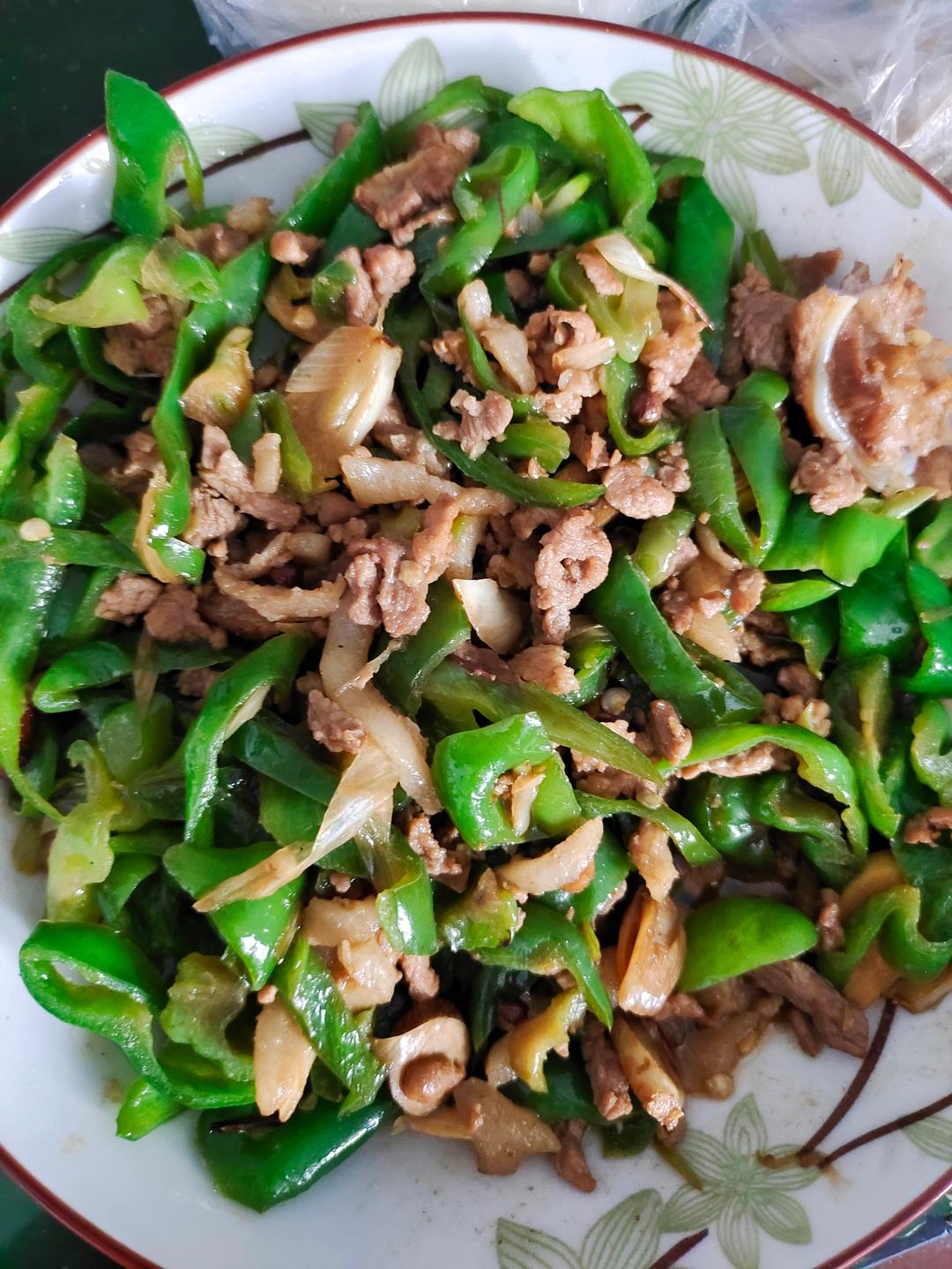 青椒肉丝，这样炒太好吃了。