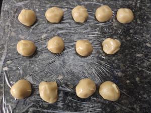 广式豆沙蛋黄月饼的做法 步骤7