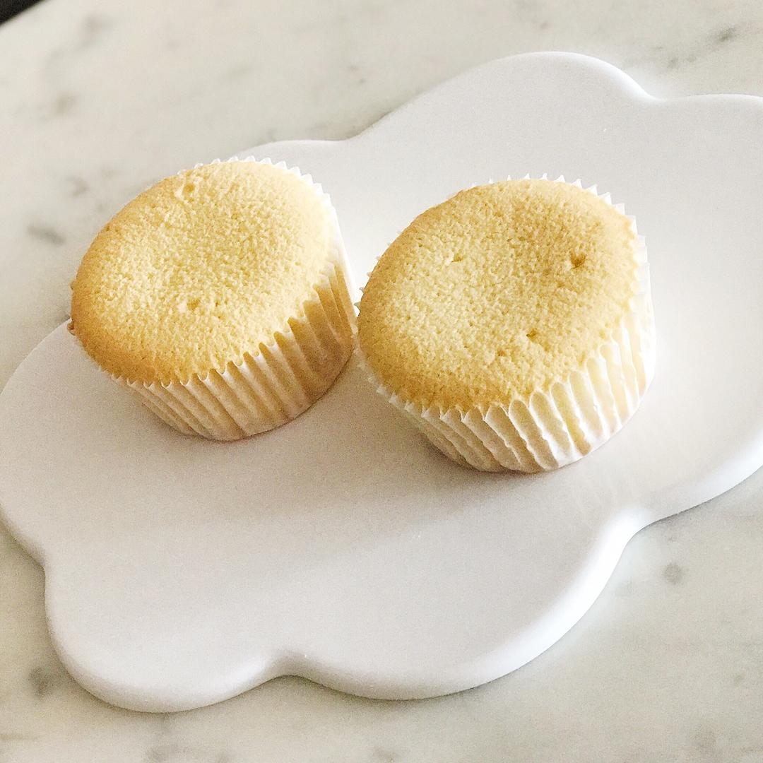 原味海绵纸杯蛋糕（非常适合裱花、盖糖皮的cupcake方子）