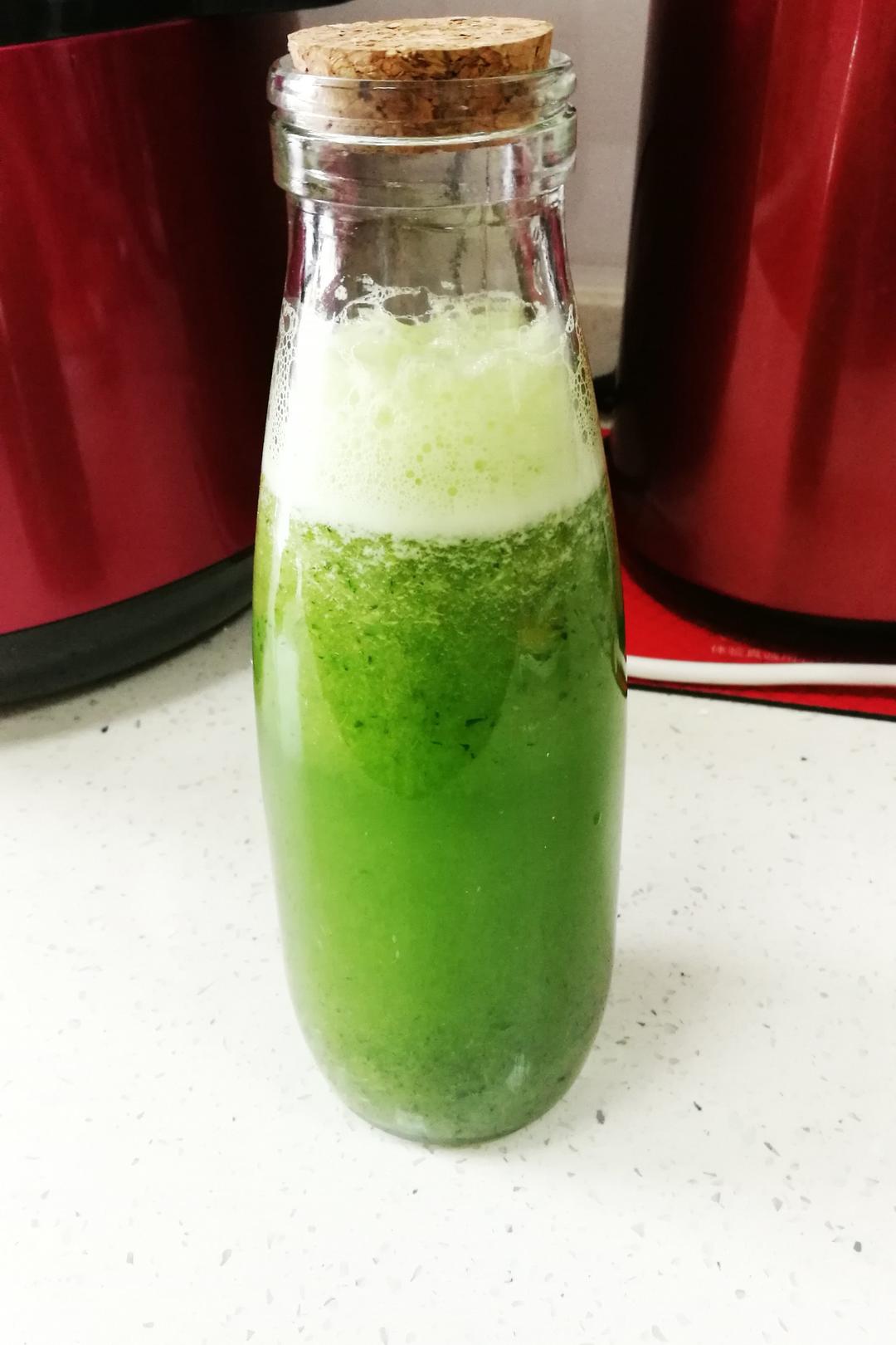 我们8做的排毒清体果蔬汁鲜榨羽衣甘蓝苹果汁