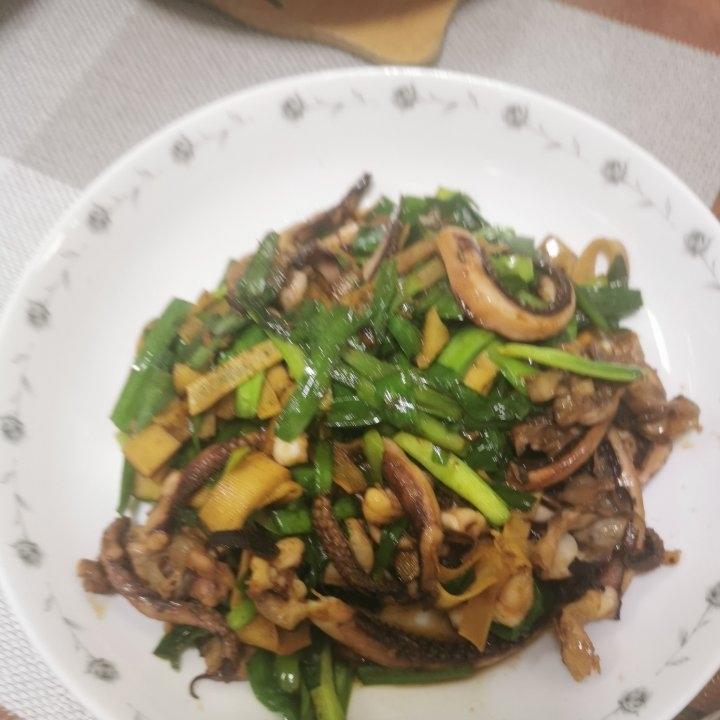 肥仔小鱿鱼炒韭菜
