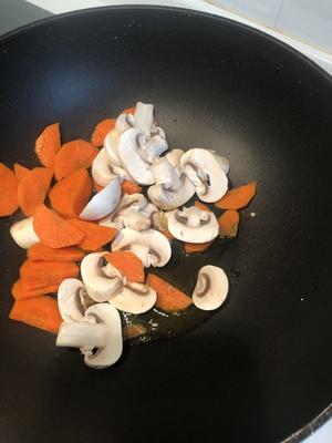 好看又好吃的减肥菜：白蘑菇胡萝卜西兰花的做法 步骤2