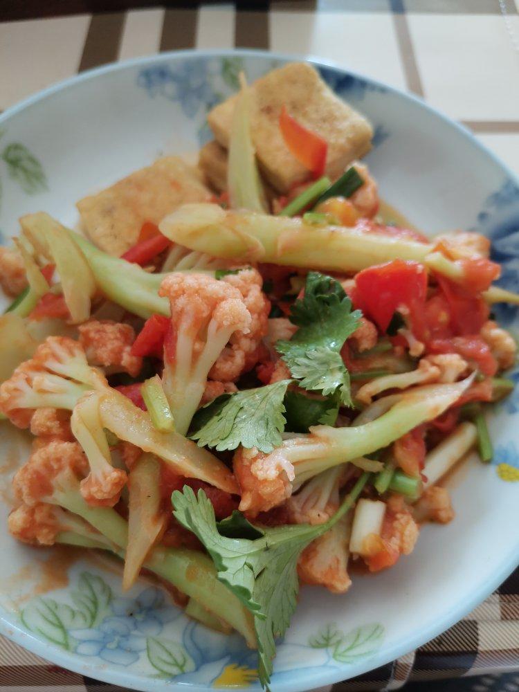 只需油盐的西红柿炒花菜，很粉好好吃。