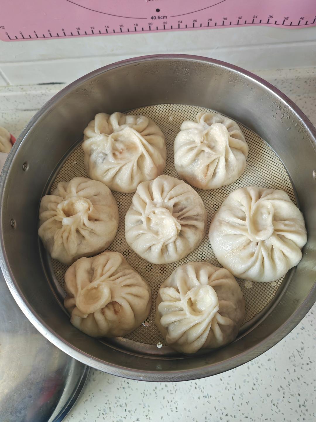 鲜美多汁的洋葱牛肉包子