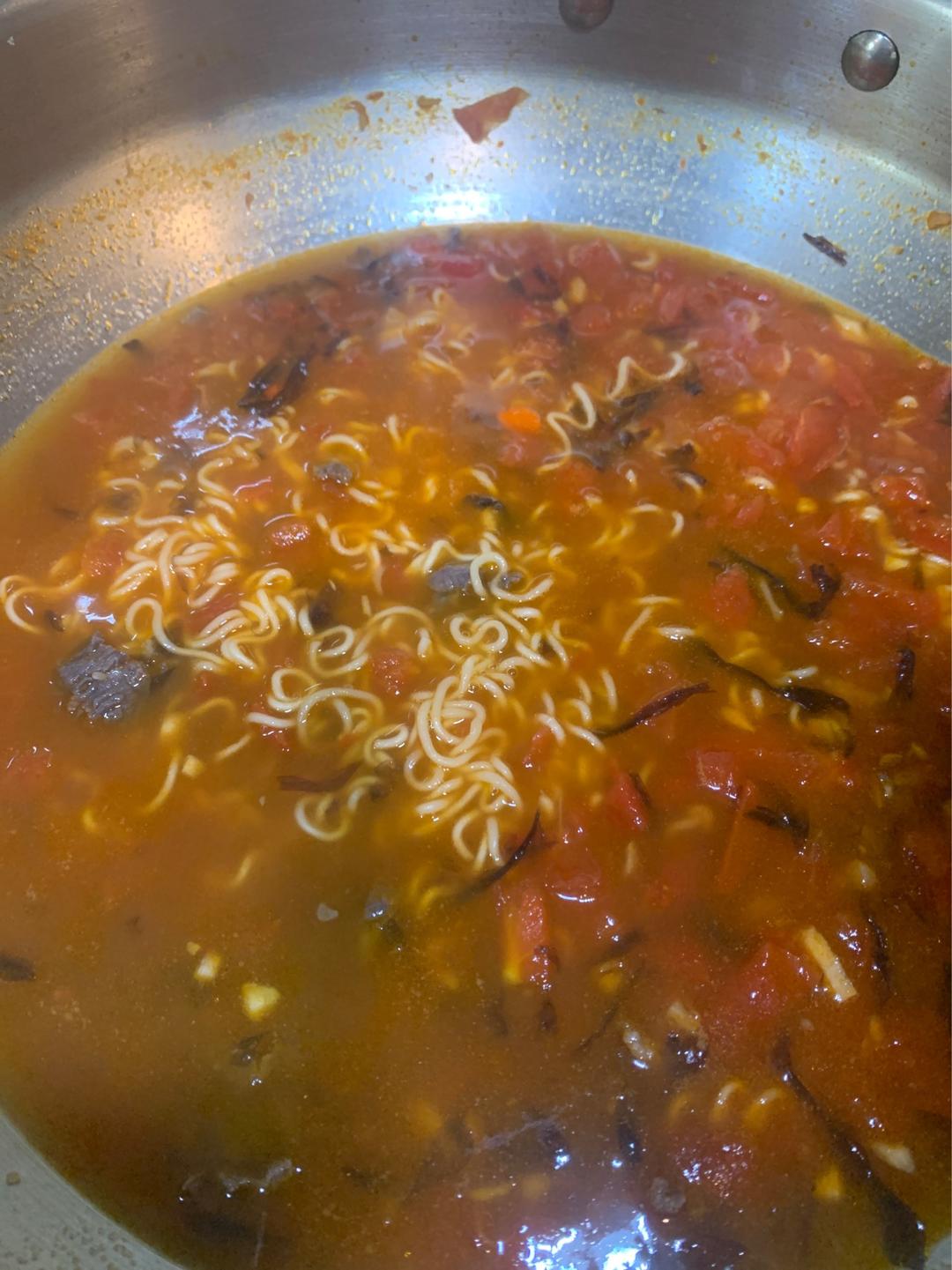 好吃到汤汁不剩～浓郁的番茄荷包蛋焖面