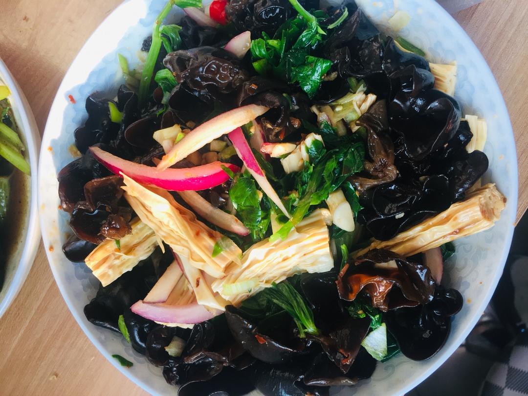 芹菜叶醋拌木耳