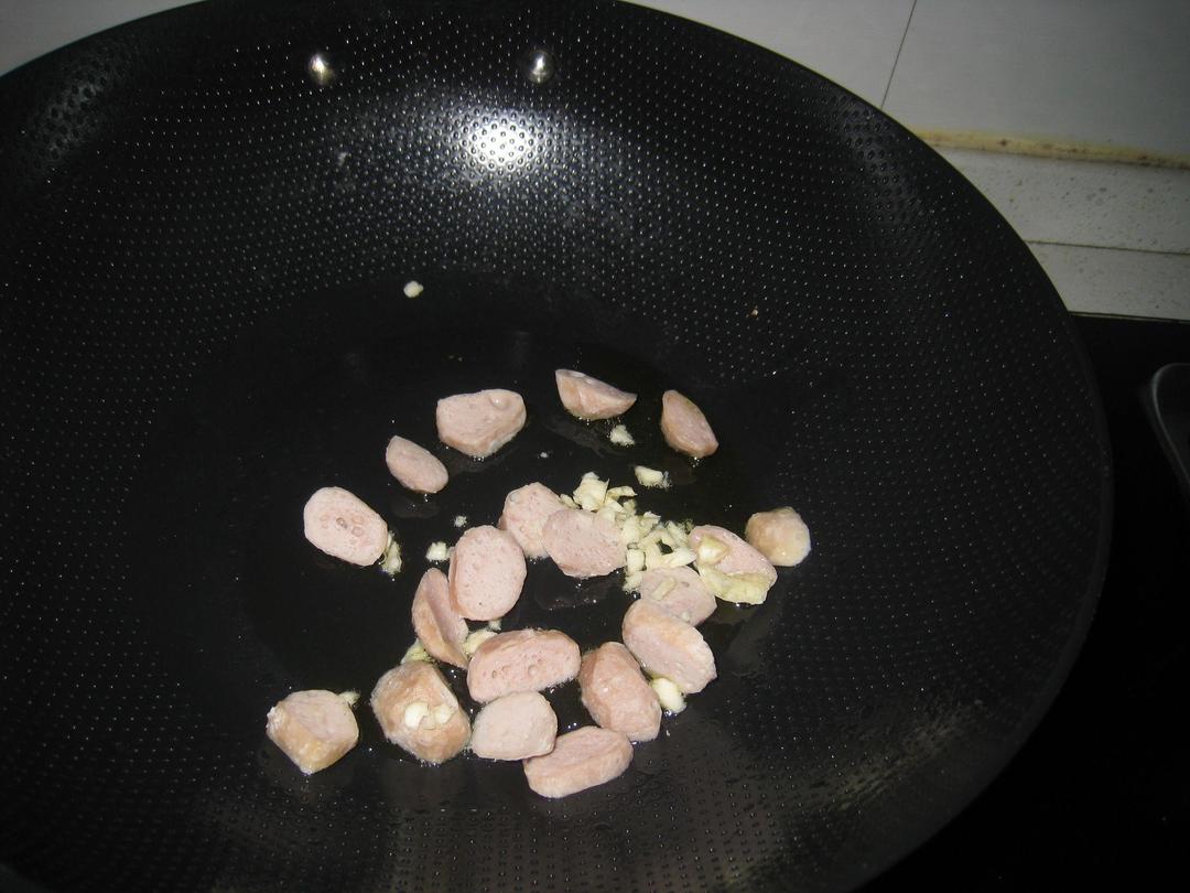 肉丸炒香菇西生菜的做法 步骤4