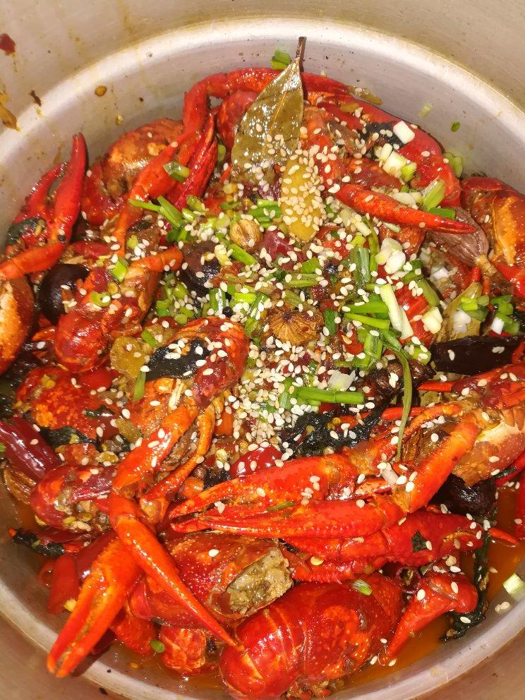 爱笑的安静姑娘做的周末在厨房丨吃小龙虾