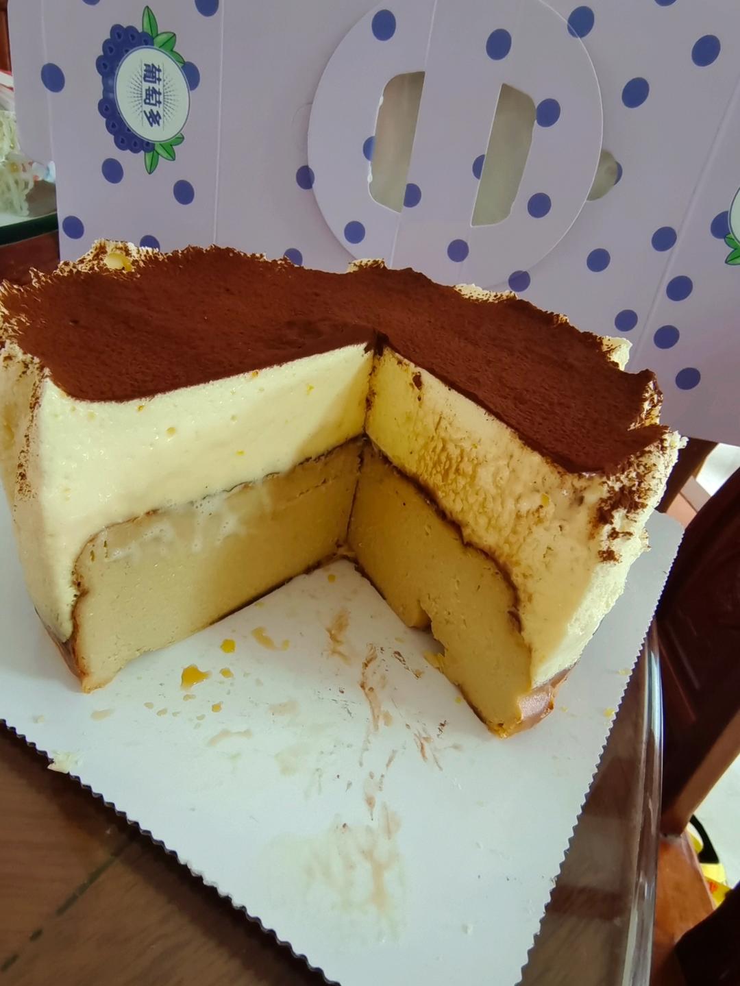 又是一道招牌，提拉米苏咖啡巴斯克蛋糕