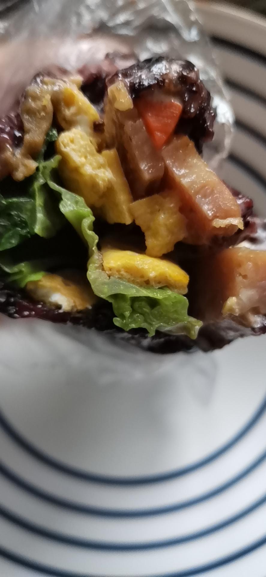 黑糯米肉松饭团