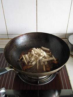 茶树菇烧肉的做法 步骤5