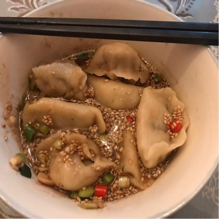 省时又便捷，没人能抗拒这碗酸汤水饺！🥟
