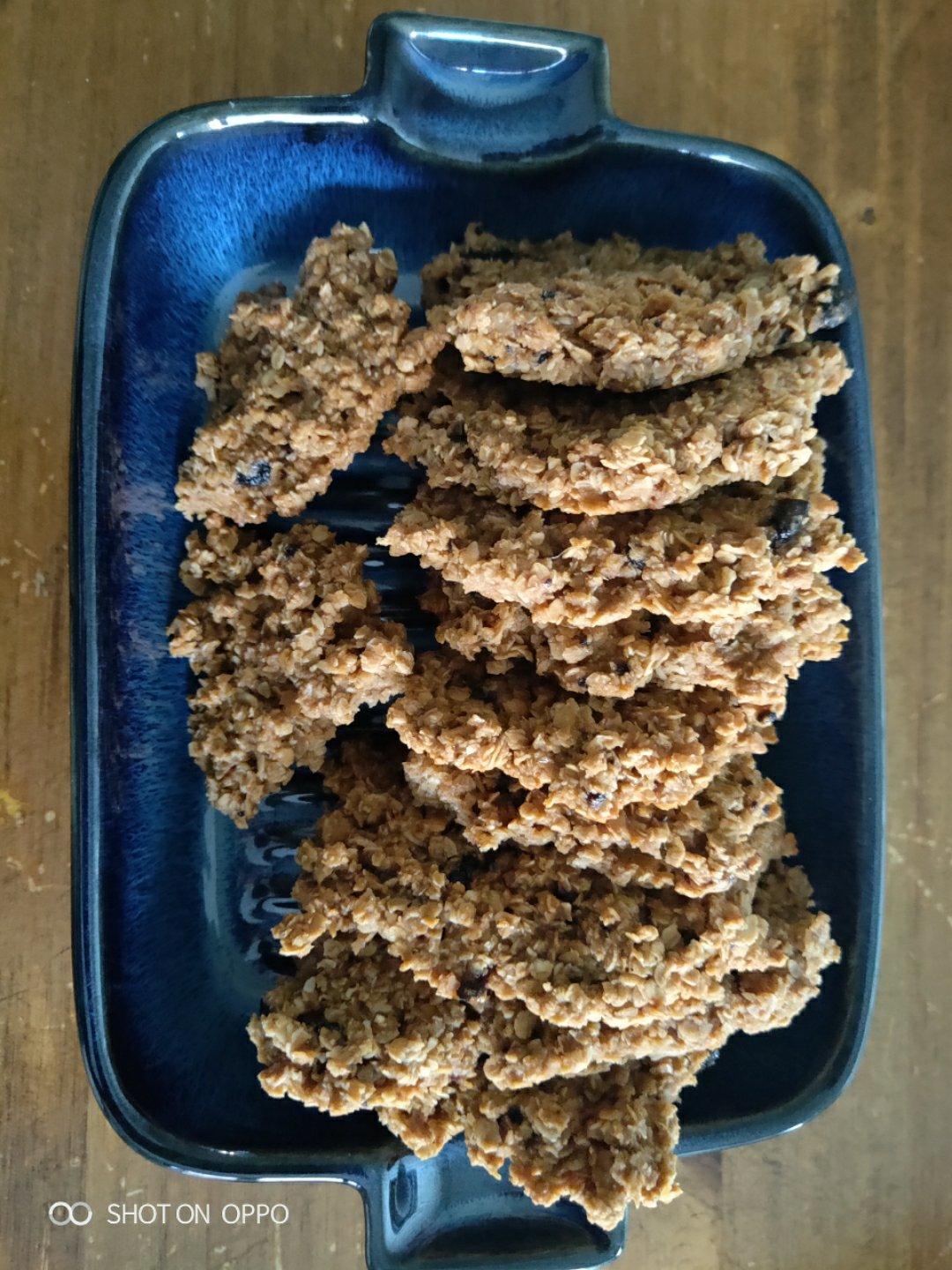 红糖燕麦饼干：燕麦片总泡着吃没意思，简单拌一拌，做成低卡瘦身小零食