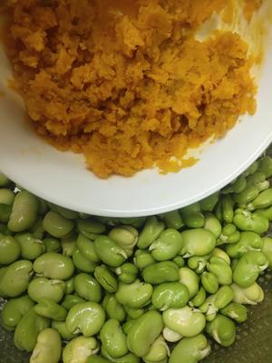 有颜有味的金沙蚕豆的做法 步骤2