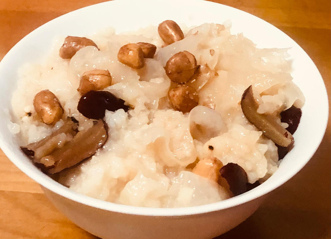 银耳雪梨花生羹（滋润补血）