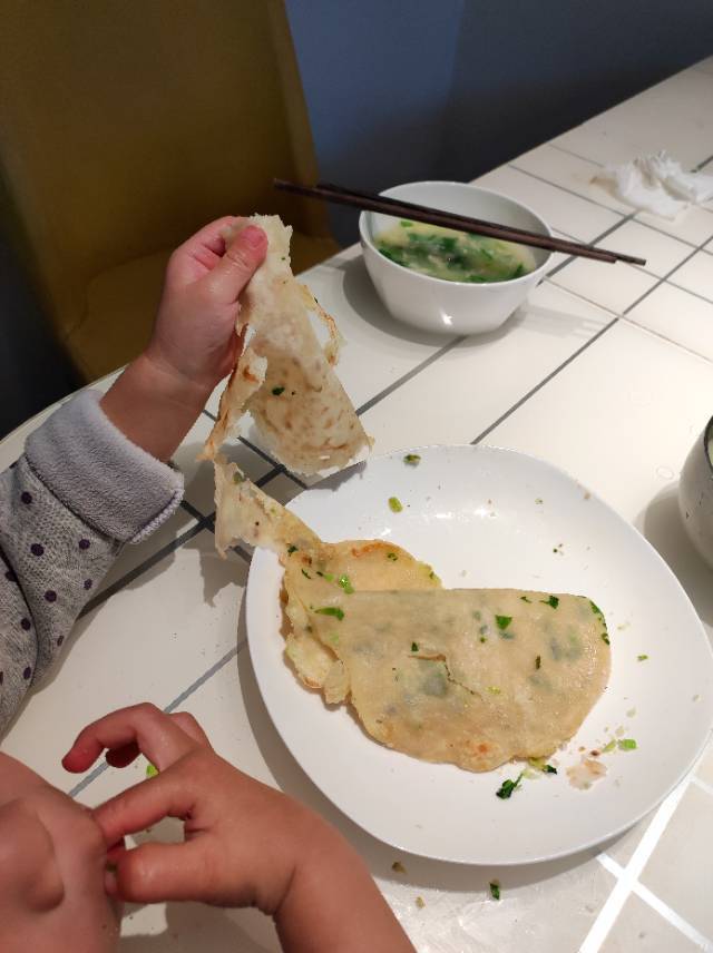 家常葱油饼 柔软多层 凉了也不硬 附细节视频详解