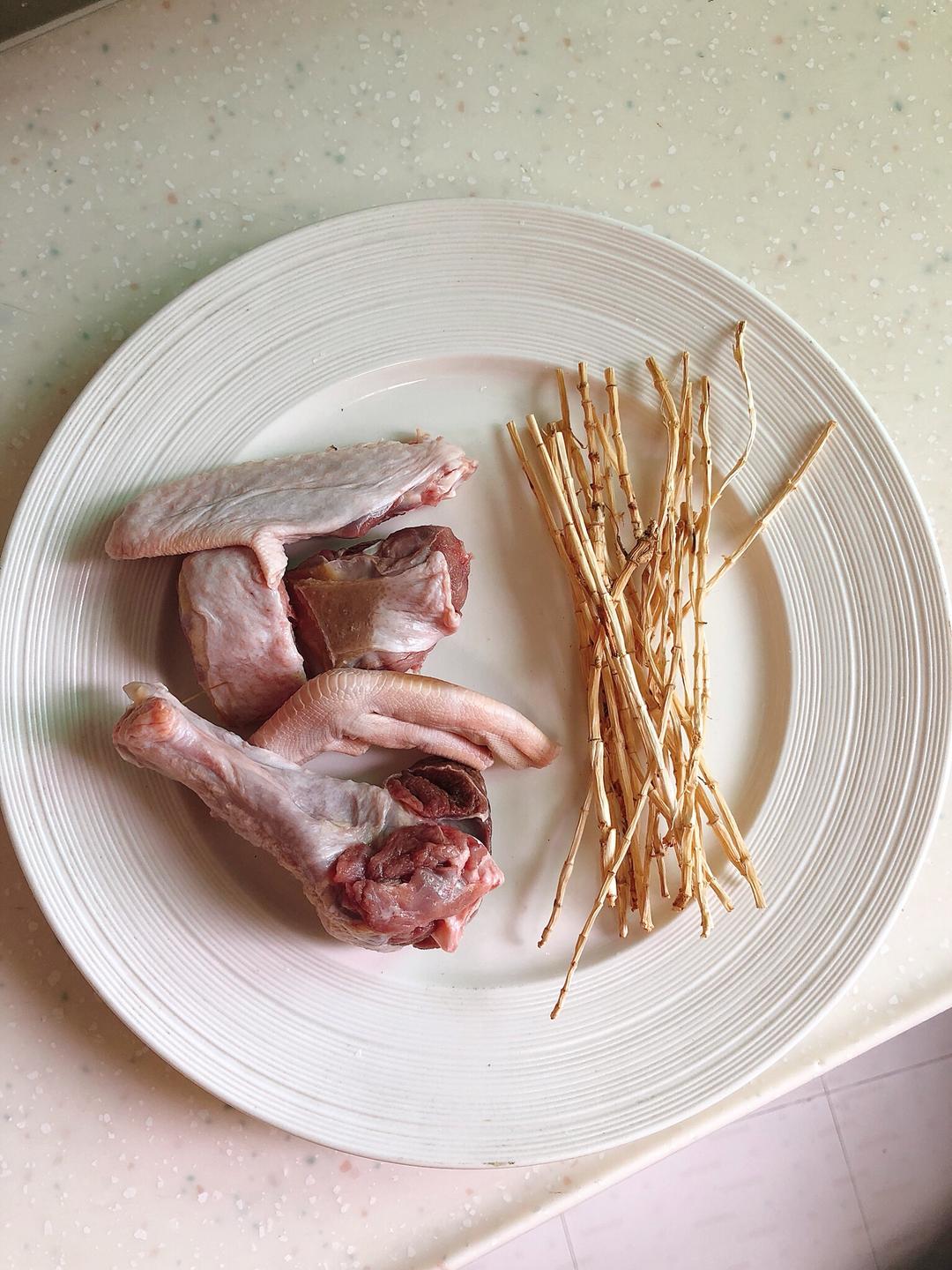 新汤谱 夏季就要这么喝 降火祛暑去燥 茅根老鸭汤 的做法步骤图 榴莲玛丽酥酥 下厨房