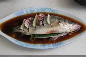 中式蒸鳜鱼春蔬绸带面的做法 步骤6
