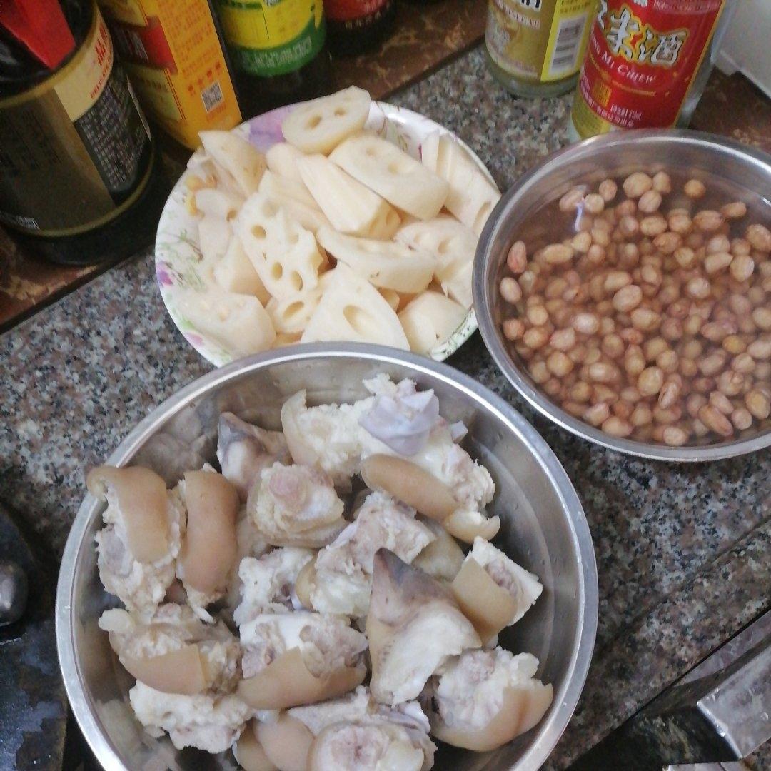 莲藕花生猪脚汤