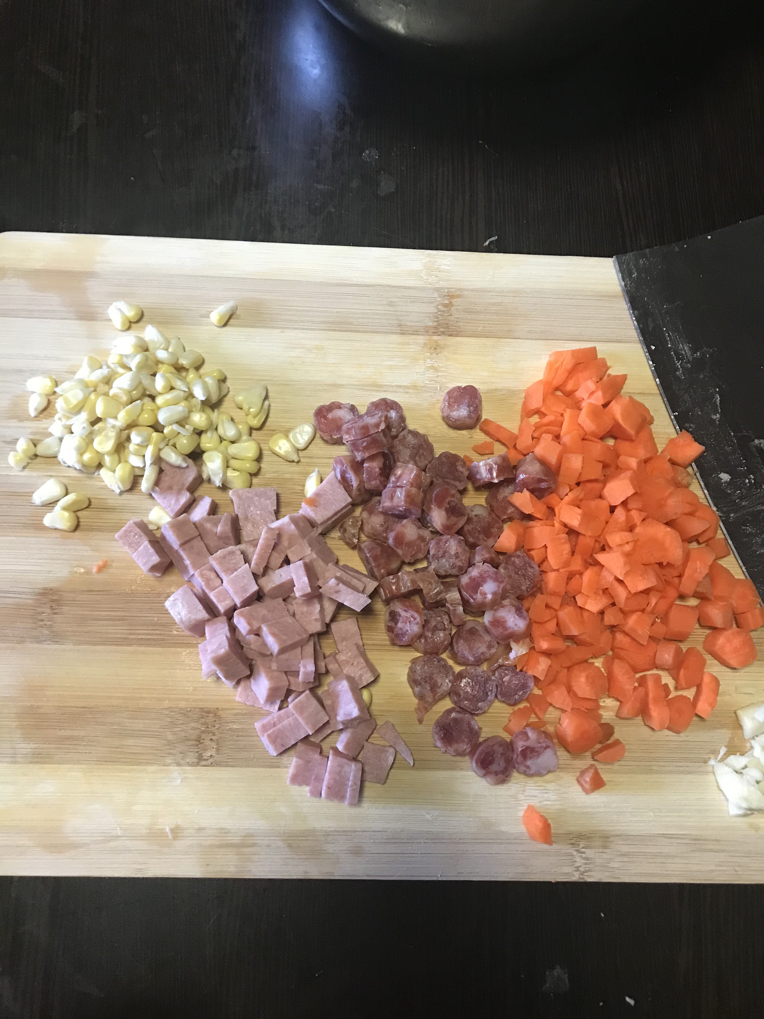 土豆玉米香菇腊肉午餐肉电饭煲焖饭的做法 步骤2