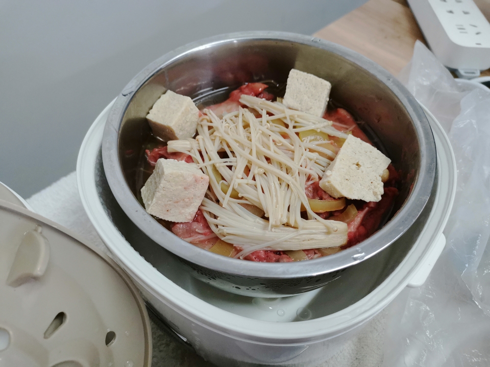 电饭盒腐乳蒸鸡翅配尖椒金针菇的做法 步骤12