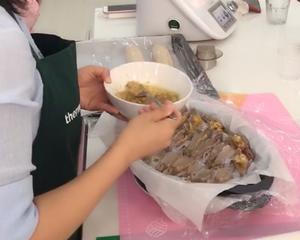 锅四出：蒜蓉开背虾，蒜泥白肉，杏鲍菇，青菜汤的做法 步骤5