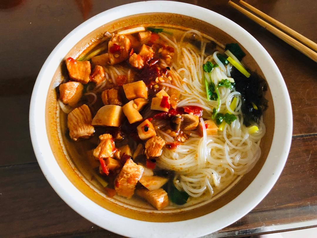 最好的萝卜做的香菇鸡丁米线