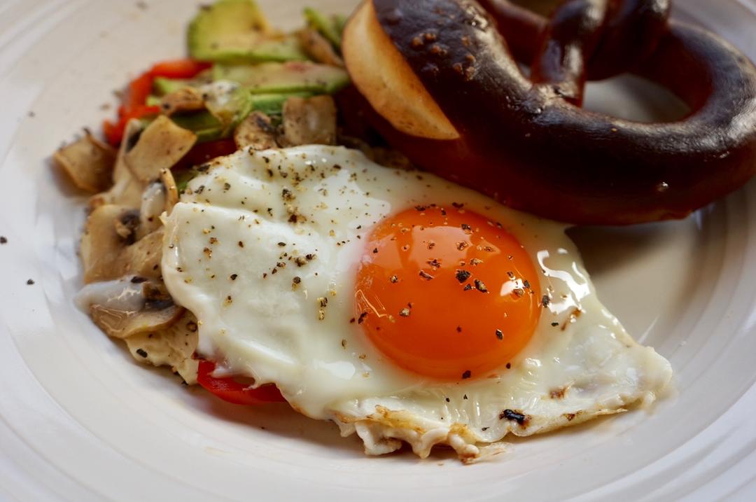 凿壁偷光吃早餐