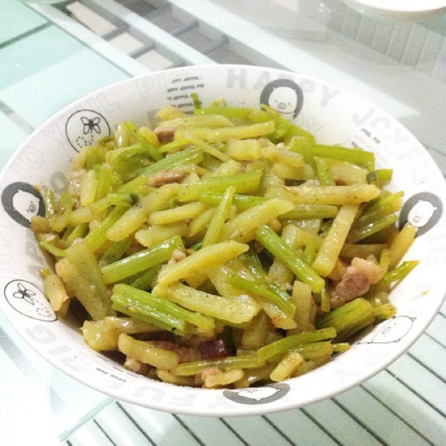 土豆炒芹菜