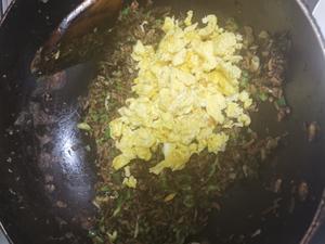 超香超下饭的外婆菜炒蛋的做法 步骤4