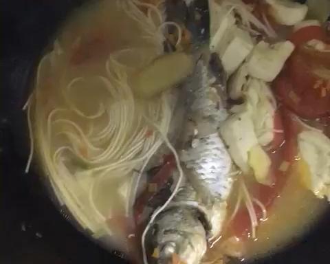 西红柿鲤鱼汤的做法