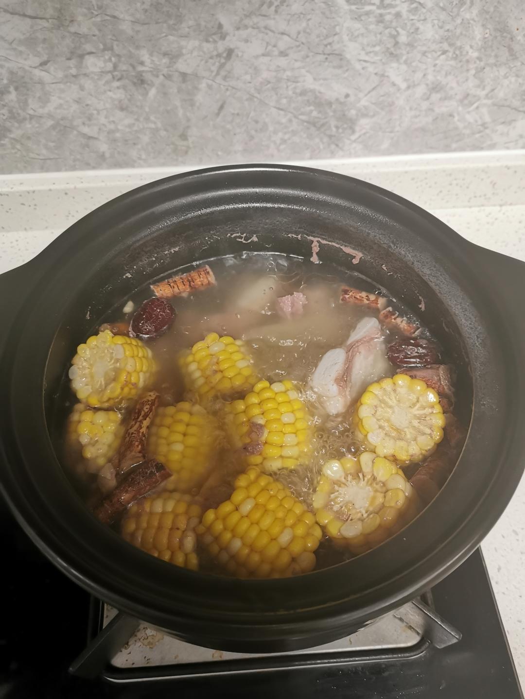 五指毛桃玉米排骨汤的做法
