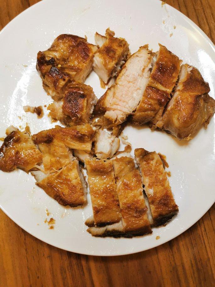 香煎鲜嫩多汁的黑椒鸡胸肉