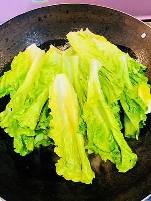 腐乳蒜蓉炒生菜🥬别有一番风味的做法 步骤6