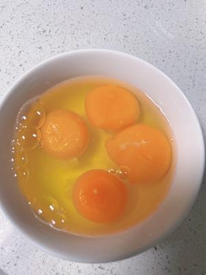 鸡蛋炒韭菜梗的做法 步骤2