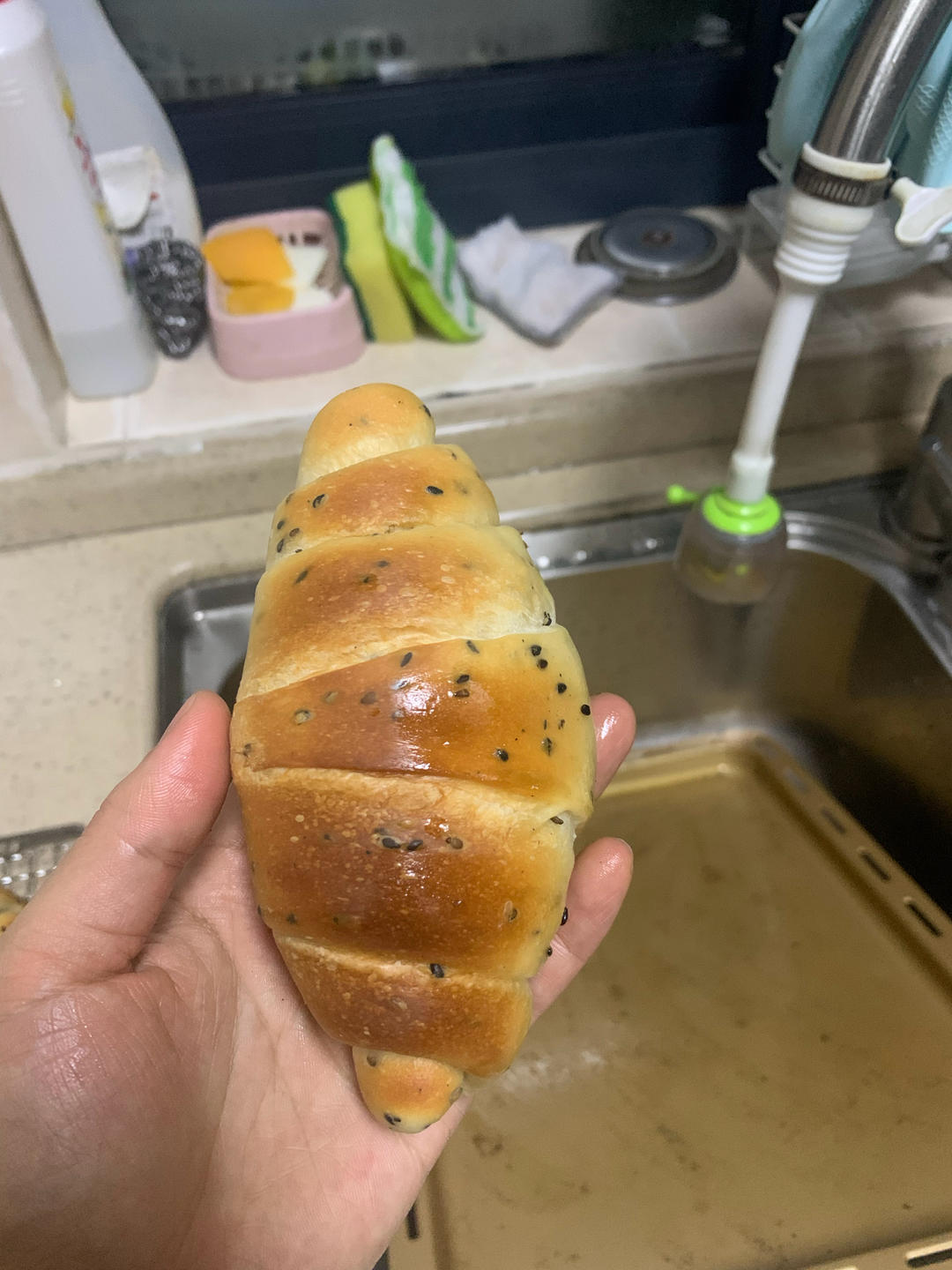 咸香黑芝麻盐面包