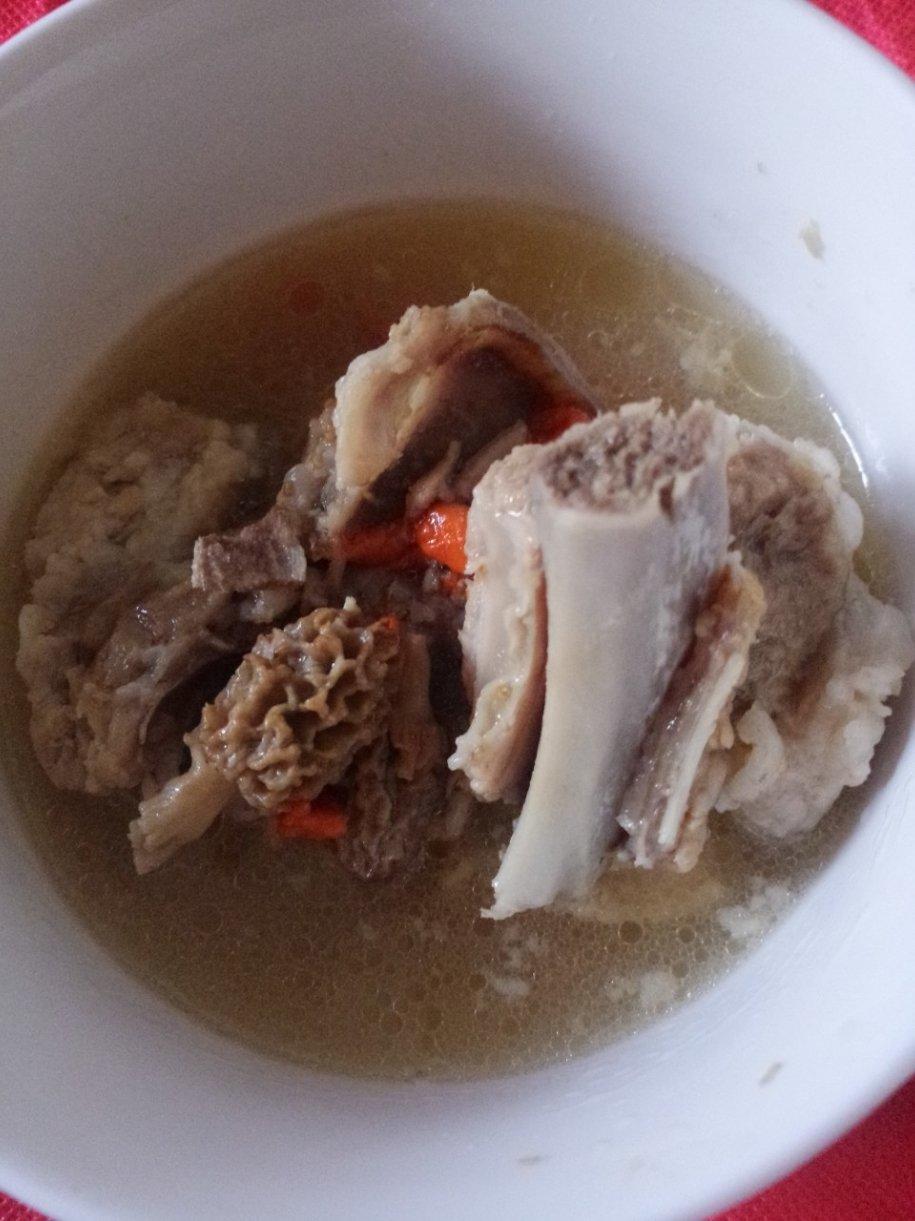羊肚菌炖排骨汤