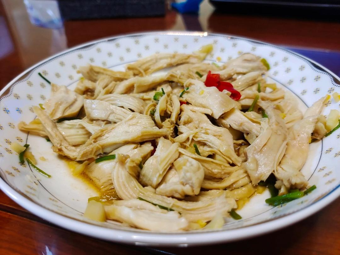 手撕麻辣鸡丝，麻麻辣辣的感觉很夏天