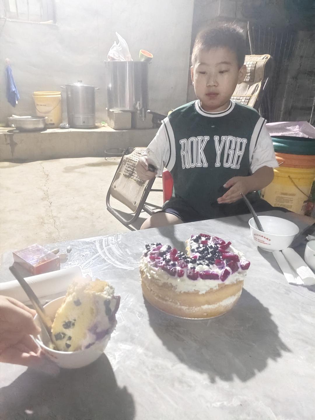 新手必成8寸生日蛋糕（详细多图干货经验分享，解决戚风蛋糕塌陷，奶油饰面涂不好，烤箱温度不好掌握等各种问题）