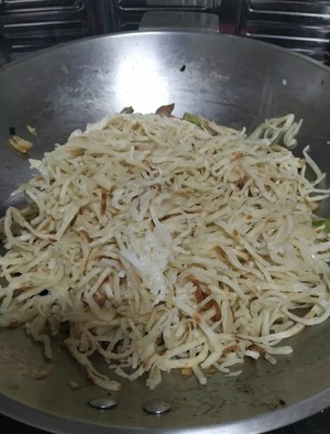 【炒饼丝的做法步骤图,炒饼丝怎么做好吃】i圈圈儿_下厨房