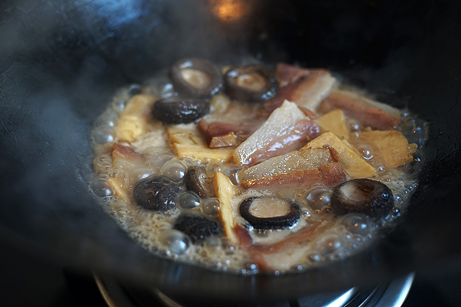 火腿香、竹笋鲜，和香浓汤汁浸润的肥厚小花菇。的做法 步骤8