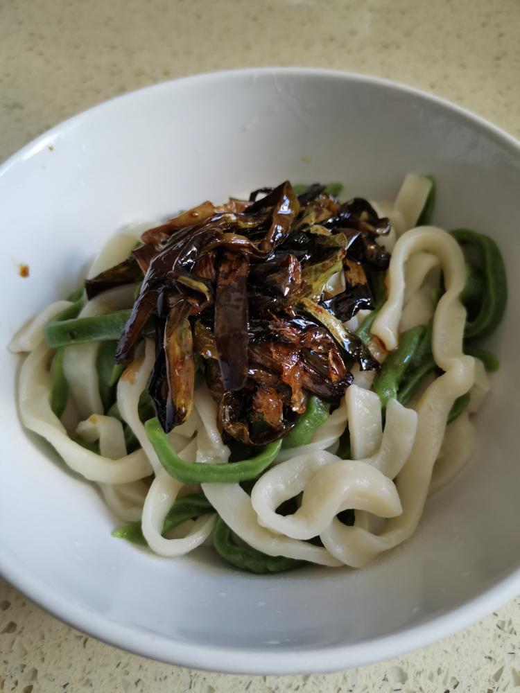 双色葱油拌面的做法