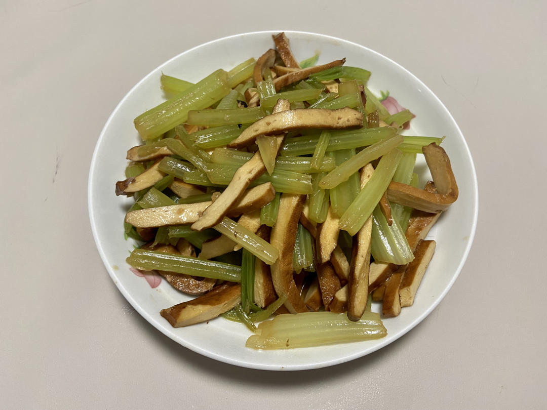 午餐晚餐简单快手下饭菜芹菜炒香干